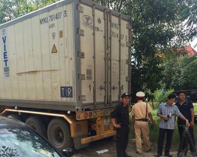 Hơn 5 tấn mỡ, thịt hôi thối đi trót lọt qua nhiều tỉnh - 1 Chiếc xe container chở thịt và mỡ hôi thối bị bắt giữ