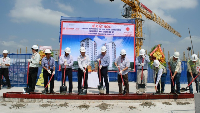 Dự án Celadon City hút giới đầu tư bất động sản - 3 Hình ảnh lễ Cất nóc Block D – Khu Ruby dự án Celadon City vào ngày 23/03/2017 đánh dấu sự thực hiện đúng cam kết thời gian giao nhà của Chủ đầu tư.