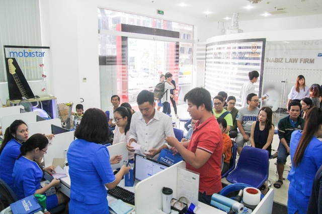 Không khí háo hức ngày đầu tiên mở bán Mobiistar Zumbo J2 - 2 Có những khách hàng ở xa như Bạc Liêu, Vũng Tàu, Củ Chi đã đến từ rất sớm để chờ mua máy Zumbo J2.
