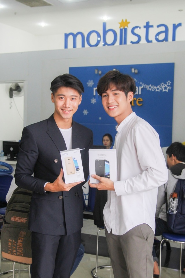 Không khí háo hức ngày đầu tiên mở bán Mobiistar Zumbo J2 - 6 Sự xuất hiện của 2 anh chàng làm không khi buổi mở bán nóng hơn.