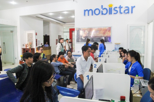 Không khí háo hức ngày đầu tiên mở bán Mobiistar Zumbo J2 - 7 Do lượng khách đông và đa dạng, 5 nhân viên tiếp tân của Mobiistar cùng lúc phục vụ không ngơi tay