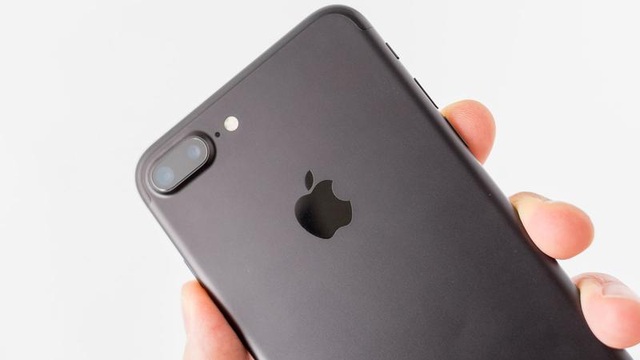 Đã qua thời phải bỏ nhiều tiền hoặc nợ mới có điện thoại selfie đẹp - 1 Những chiếc smartphone từ “nhà Táo” hay các “ông lớn Hàn Quốc luôn đứng ở top đầu thị trường và kèm theo đó là mức giá không hề “dễ chịu” cho số đông người dùng Việt Nam.