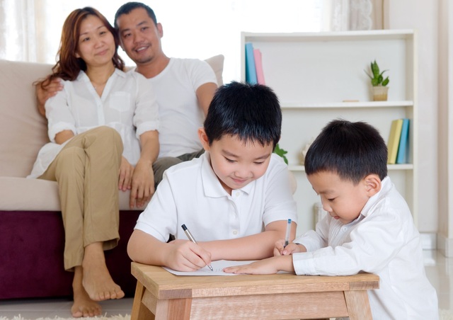 Thay vì đi học thêm, sao không rèn kỹ năng tự học? - 2 Bố mẹ cần giúp con lập một thời gian biểu khoa học và hợp lý, để con có thời gian đọc bài trước khi lên lớp và hiểu sâu bài học sau khi về nhà.
