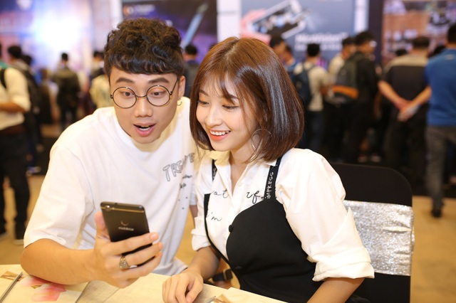 Mặc trời mưa, dàn hot teen Sài thành vẫn nô nức tham dự sự kiện “hot” tháng 9 - 4 Gino và Kim Chi không khỏi ngạc nhiên với tuyệt phẩm mới từ Mobiistar.