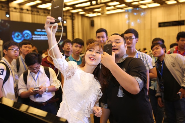 Mặc trời mưa, dàn hot teen Sài thành vẫn nô nức tham dự sự kiện “hot” tháng 9 - 6 Vinh Râu cùng Ribisachi vô cùng háo hức khi nhờ “bộ đôi sản phẩm mới” nên giờ có thể chụp hình cùng với fan đầy đủ vậy luôn nè!