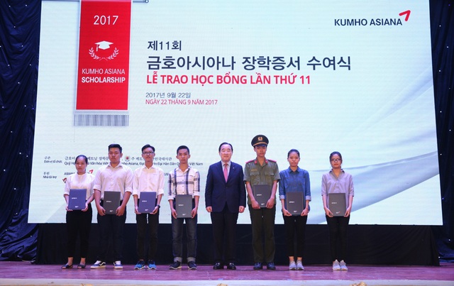 Tặng 100 suất học bổng toàn phần Kumho Asiana cho sinh viên Việt Nam - 2
Phó Chủ tịch Tập đoàn Kumho Asiana - ông Lee Won Tae chụp ảnh lưu niệm cùng các bạn sinh viên nhận Học bổng Kumho Asiana.