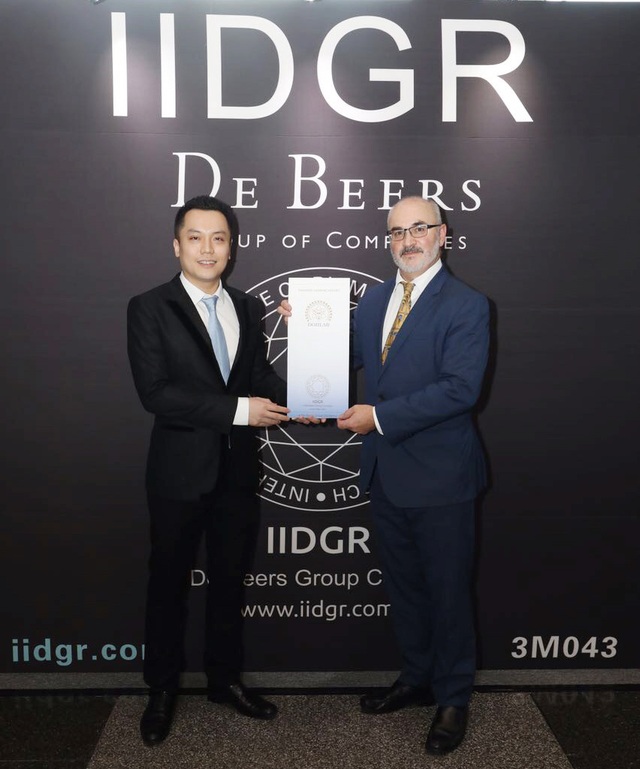 Trang sức DOJI hợp tác với De Beers, hãng kim cương hàng đầu thế giới - 1 Ông Jonathan Kendall, Chủ tịch IIDGR và ông Đỗ Minh Đức, Phó Chủ tịch Tập đoàn DOJI tại buổi Lễ ký kết vừa diễn ra tại Hồng Kông