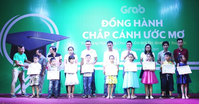 Grab tập trung đào tạo đối tác tài xế và ươm mầm thế hệ trẻ - 1 80 suất học bổng khuyến học từ Grab là những món quà góp phần khích lệ các em nhỏ chăm ngoan học hành