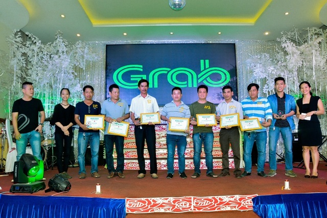 Grab tập trung đào tạo đối tác tài xế và ươm mầm thế hệ trẻ - 3 Các đối tác Grab nhận chứng chỉ của Học viện tài xế Grab