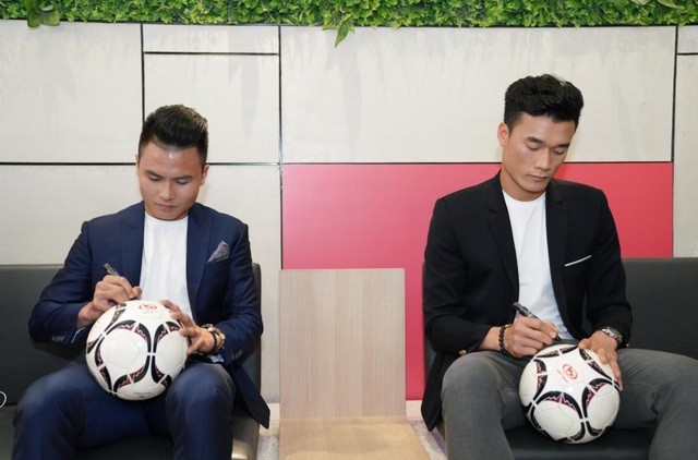 Nguyễn Quang Hải và Bùi Tiến Dũng trở thành Đại sứ Thương hiệu - 1 Bùi Tiến Dũng và Nguyễn Quang Hải kí tặng bóng người hâm mộ tại sự kiện
