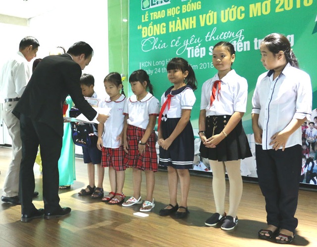 Tiếp sức đến trường cho trẻ em nghèo tại huyện Cần Giuộc - 1 Tiếp sức đến trường cho trẻ em nghèo tại huyện Cần Giuộc - 1