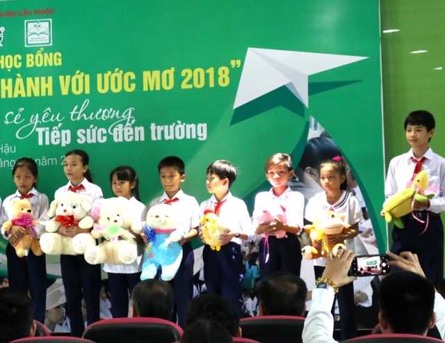 Tiếp sức đến trường cho trẻ em nghèo tại huyện Cần Giuộc - 2 Tiếp sức đến trường cho trẻ em nghèo tại huyện Cần Giuộc - 2