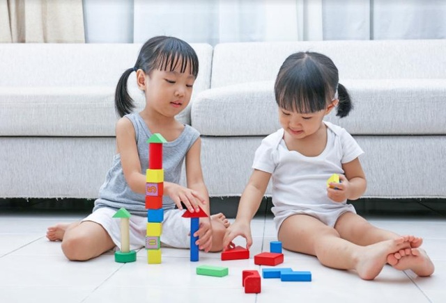 Giúp bé tránh xa táo bón bằng mẹo cực hay của 500 bà mẹ - 1 Trẻ mải chơi thường quên việc uống nước và đi ngoài, đây là một trong những tình trạng dẫn đến việc rối loạn tiêu hóa ở trẻ