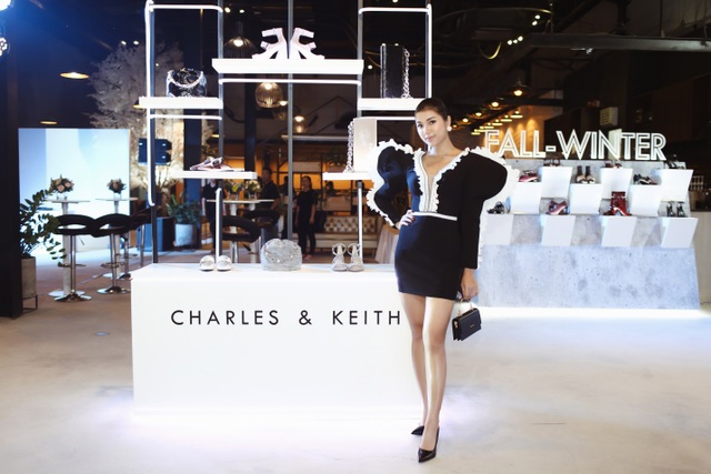 Angela Phương Trinh đầy gợi cảm và nóng bỏng trong một sự kiện thời trang - 5 The Face Đồng Ánh Quỳnh thích thú với các hình vẽ trên túi tại sự kiện