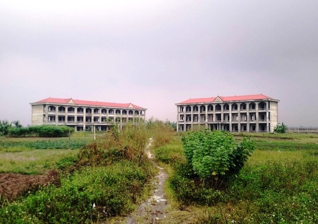 Những ngôi trường tiền tỷ “đắp chiếu” nhiều năm ở Ninh Bình - 1 Dự án trường THPT Vũ Duy Thanh, huyện Yên Khánh bỏ hoang giữa cánh đồng.