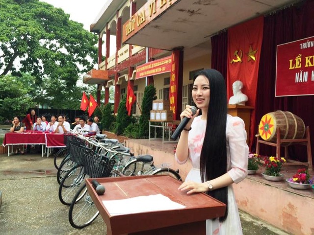 Hoa hậu Ngọc Anh dịu dàng dự lễ khai giảng tại trường cũ - 3 Hoa hậu các dân tộc Việt Nam 2013 rất vui mừng vì bao nhiêu năm rồi thầy cô vẫn nhớ cô học trò bé nhỏ ngày xưa. Các trường hoa hậu Ngọc Anh từng học Mầm non, cấp 1 và cấp 2 tại xã Quảng Lưu, huyện Quảng Xương, Thanh Hóa.