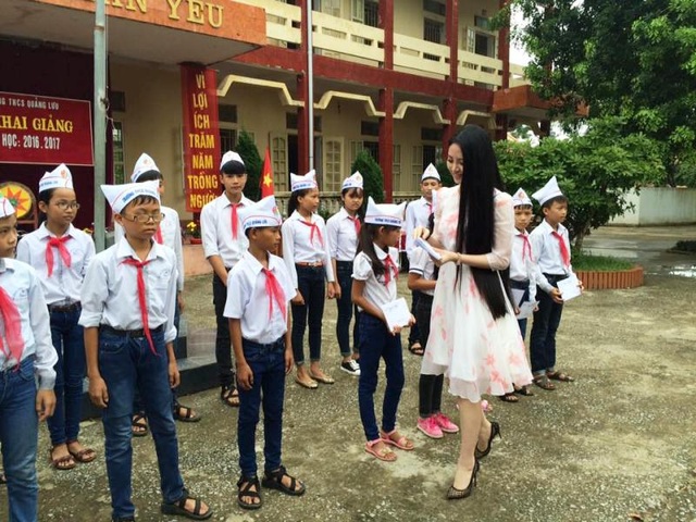 Hoa hậu Ngọc Anh dịu dàng dự lễ khai giảng tại trường cũ - 6
Nhân dịp này, người đẹp Ngọc Anh cũng trao 20 suất học bổng cho các em học sinh nghèo vượt khó tại ngôi trường cũ.
