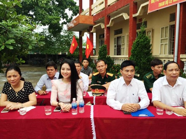 Hoa hậu Ngọc Anh dịu dàng dự lễ khai giảng tại trường cũ - 2 Trên trang Facebook cá nhân của mình, Hoa hậu Ngọc Anh chia sẻ: Những năm trước, Ngọc Anh đã về thăm trường cấp 3 cũ. Năm nay, Ngọc Anh về thăm lại trường Mầm non, cấp 1 và trường cấp 2.