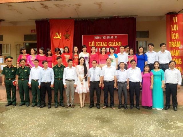 Hoa hậu Ngọc Anh dịu dàng dự lễ khai giảng tại trường cũ - 5 Người đẹp các dân tộc Việt Nam cũng vui mừng chụp ảnh chung cùng với Ban giám hiệu, các thầy cô giáo tại trường THCS Quảng Lưu, huyện Quảng Xương, Thanh Hóa.