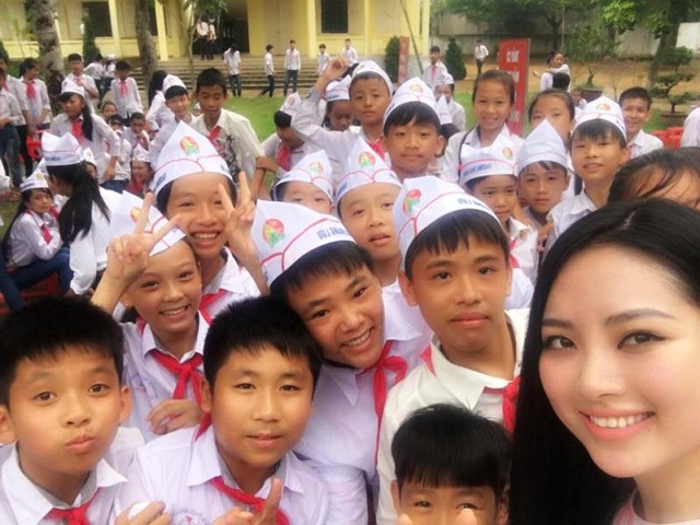 Hoa hậu Ngọc Anh dịu dàng dự lễ khai giảng tại trường cũ - 7 Người đẹp các dân tộc Việt Nam chụp ảnh lưu niệm cùng các em học sinh nơi cô tường học tập thời cấp 1, cấp 2.