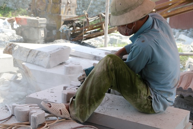 Mỗi tháng người thợ làm đá có thu nhập từ 6 - 7 triệu đồng. Khoản tiền đủ chi phí cho gia đình thường ngày. Mỗi lúc ốm đau, bệnh tật thì lại phải đi vay mượn.