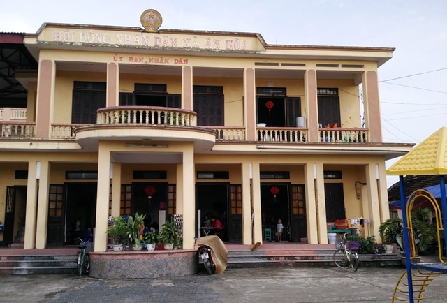 25 trẻ chen chúc trong phòng học 12m2 - 1 Không có trường học, 4 năm qua cô trò trường Mầm non Ân Hòa phải học nhờ công sở cũ của UBND xã.