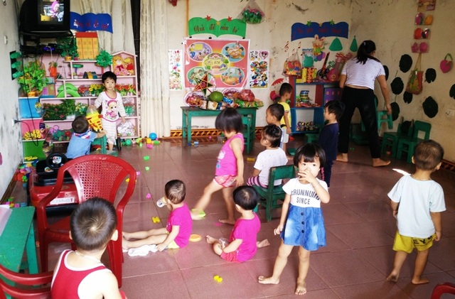 25 trẻ chen chúc trong phòng học 12m2 - 4 Các lớp học không thể tổ chức theo đúng quy định do quá tải.