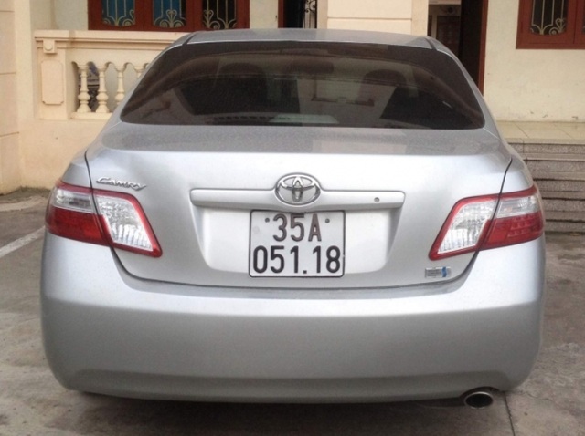 Vụ mẹ “thủ khoa 3 khối” tử nạn: Xe Camry đeo biển... Audi - 1
Chiếc ô tô Camry do Phó trưởng Công an huyện Kim Sơn điều khiển, tông tử vong chị Tú, đeo biển của một xe ô tô khác.