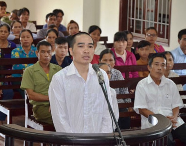 Bị cáo Bùi Văn Hùng, nguyên là công an viên lĩnh án 9 tháng tù giam (ảnh Báo Hòa Bình)