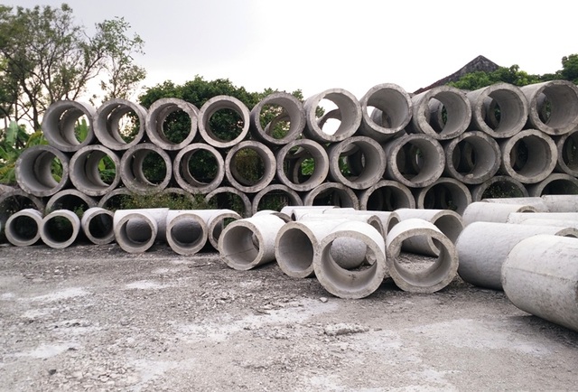 Trung tâm TDTT bỏ hoang chưa biết đến bao giờ xây dựng trở lại - 3 Công trình tiền tỷ bỏ hoang giữa thành phố này nhiều năm qua bị biến thành nơi chứa ống cống.