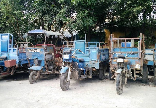 Xe thô sơ chở hàng cồng kềnh nghênh ngang trên đường - 9 Hàng loạt xe 3 bánh bị lực lượng CSGT Ninh Bình bắt giữ, đang tiến hành tiêu hủy bán sắt vụn.