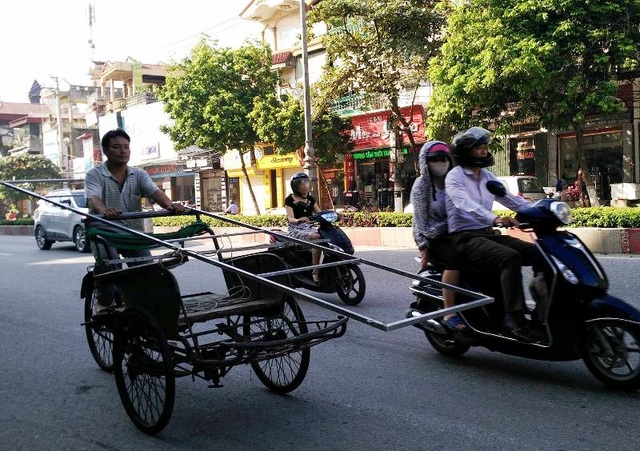 Xe thô sơ chở hàng cồng kềnh nghênh ngang trên đường - 2
Xe chở hàng cồng kềnh gây nguy hiểm cho người tham gia giao thông.