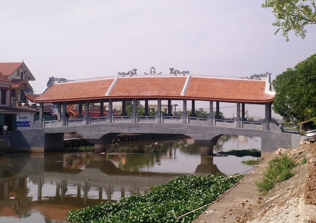 Những cây cầu ngói độc đáo ở Ninh Bình - 7 Cầu Hòa Bình (xã Hùng Tiến) là cây cầu ngói thứ 3 bắc qua sông Ân, huyện Kim Sơn. Cầu được hoàn thành và đưa vào sử dụng cách đây hơn 2 tháng. Cầu có 3 nhịp, 9 gian, chiều dài hơn 20m, rộng 8m. Cầu có thiết kế giống như một ngôi chùa với mái cong vút.