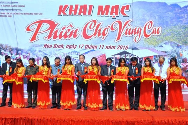 Đến Hòa Bình tham gia phiên chợ vùng cao - 1 Lãnh đạo tỉnh Hòa Bình khai mạc phiên chợ vùng cao năm 2016.
