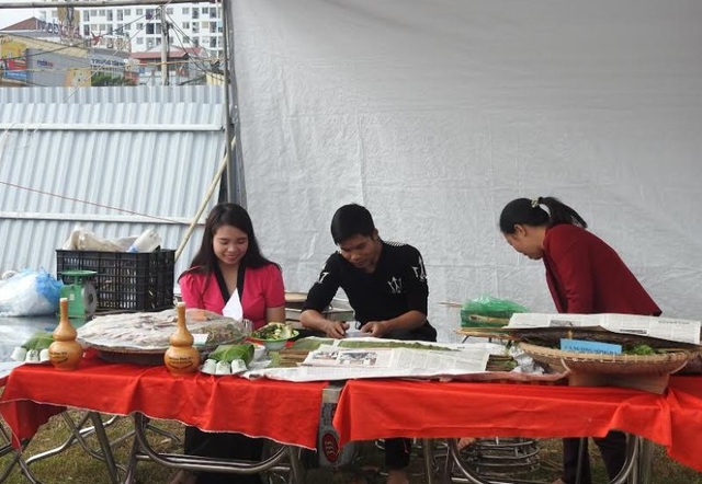 Đến Hòa Bình tham gia phiên chợ vùng cao - 10 Nhiều món ăn đặc sản cũng được bày bán để giới thiệu đến du khách trong phiên chợ.