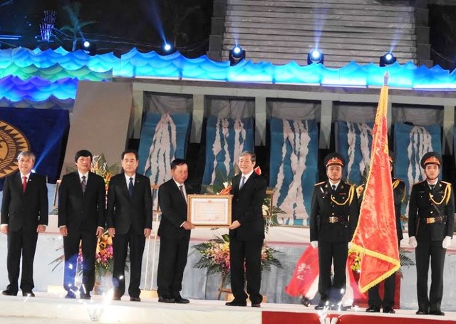 Tỉnh Hòa Bình đón nhận Huân chương Độc lập hạng Nhất - 3 Ông Đinh Thế Huynh trao Huân chương Độc lập Hạng nhất cho chính quyền và nhân dân tỉnh Hòa Bình