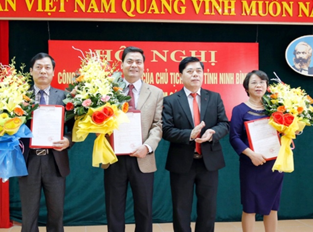 Ninh Bình có thêm Sở Du lịch - 1 Ông Đinh Chung Phụng, Phó Chủ tịch UBND tỉnh Ninh Bình trao các quyết định bổ nhiệm lãnh đạo Sở Du lịch của UBND tỉnh.