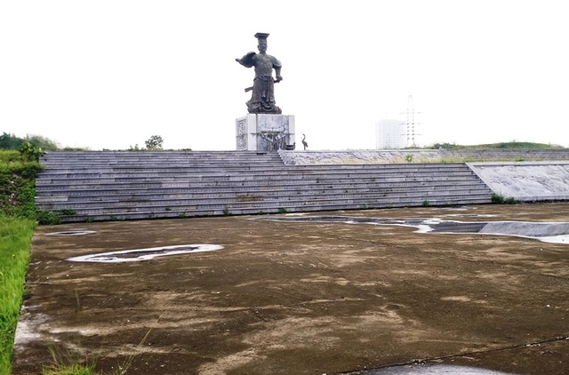 Hàng loạt dự án trăm tỷ đồng “đắp chiếu” vì thiếu vốn - 2 Quảng trường Đinh Tiên Hoàng xây dựng từ năm 2009 chào mừng Đại lễ 1000 năm Thăng Long - Hà Nội nhưng đến nay vẫn chưa xong (ảnh: Thái Bá)