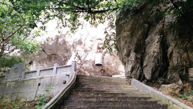 Động Am Tiên nằm ở lưng chừng núi, để lên được lên đến nơi phải leo qua 205 bậc đá qua vách núi. Nhìn từ xa, động có hình giống như miệng con rồng nên còn được gọi là hang rồng.