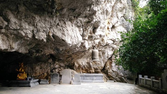 Khám phá chốn “pháp trường” xưa nơi vua Đinh trừng trị kẻ có tội - 5 Đại Việt sử ký toàn thư ghi rõ: “Vua (Đinh Tiên Hoàng) muốn dùng uy chế ngự thiên hạ, bèn đặt vạc lớn ở sân triều, nuôi hổ dữ trong cũi, hạ lệnh rằng kẻ nào trái phép phải chịu tội bỏ vạc dầu, cho hổ ăn”. Động Am Tiên là nơi vua trừng trị những kẻ có tội, kẻ mắc tội sẽ bị nhốt vào động cho hổ đói ăn thịt hoặc ném xuống ao sâu làm mồi cho con giải.