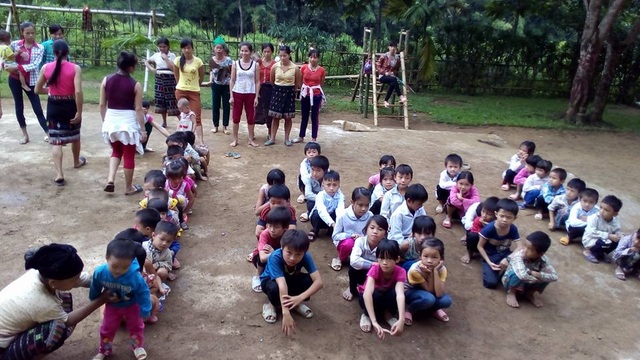 Thương cảm học sinh lội sông đi khai giảng - 4 Lễ khai giảng đơn sơ tại bản Vịn