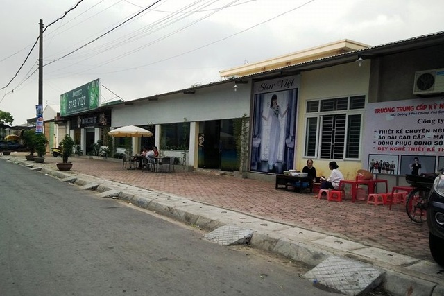 Trường học xây hàng loạt ki-ốt trái quy định cho thuê - 2 Những gian hàng kinh doanh được dựng lên không khác gì khu phố buôn bán