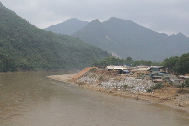 Sụt lún bất thường bên dòng sông Mã vì nạn “cát tặc” - 2 Sông Mã huyền thoại đang đứng trước nguy cơ bị bức tử