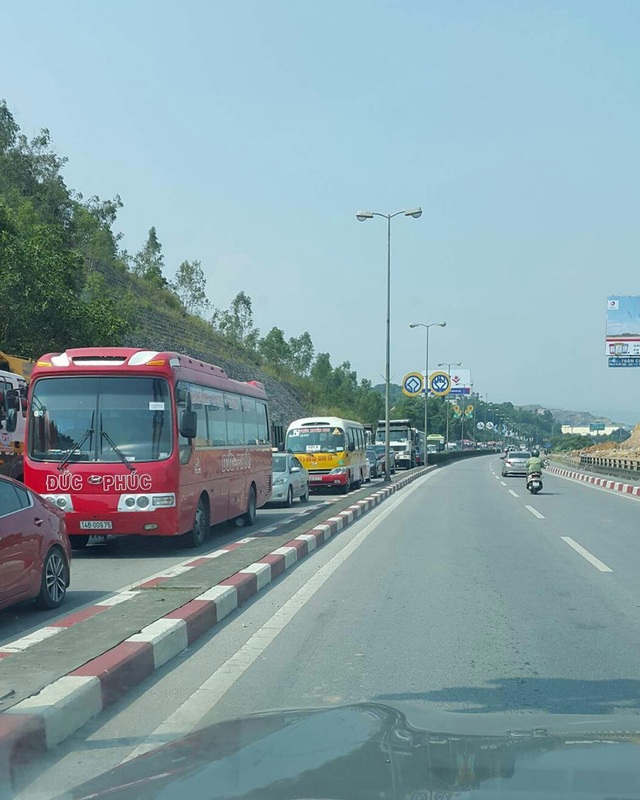 Xe chở đất lật giữa cầu Bãi Cháy, đường đi Quảng Ninh tắc nghiêm trọng - 3 Đất tràn ra đường cùng chiếc xe bị lật ngang đường khiến giao thông tại đâu ùn tắc nghiêm trọng trong nhiều giờ