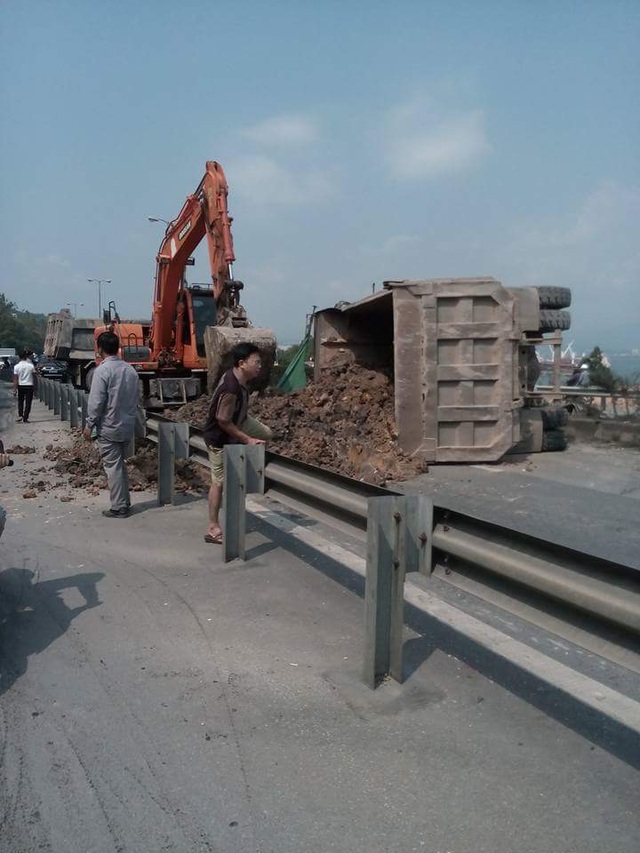 Xe chở đất lật giữa cầu Bãi Cháy, đường đi Quảng Ninh tắc nghiêm trọng - 2
Sau khi lao lên dải phân cách trên cầu, chiếc xe lật ngang đường, đất trên xe tràn xuống đường (ảnh CTV)