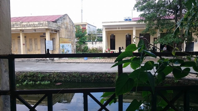 Phụ huynh "rối ruột" vì trường học nằm sát cơ sở điều trị cho người nghiện - 1
Hàng rào ngăn giữa cơ sở điều trị cho người nghiện tại Trạm y tế xã An Hưng với trường mầm non An Hưng vốn đã thấp lại còn bị bẻ hết phần sắt nhọn phía trên nên người nghiện đã có lần vượt rào sang trường.