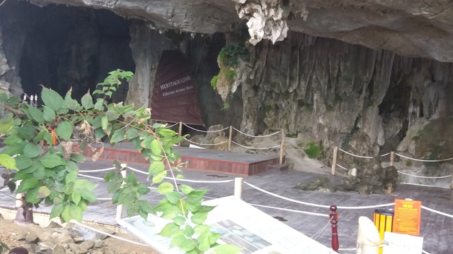 Tận thấy nhũ đá trong hang động trên vịnh Hạ Long bị “đánh cắp” - 6
Theo ngư dân, người ta chỉ lấy nhũ đá ở những hang động ít người đến. Còn với những hang động hay tổ chức tiệc tùng thì nhũ đá đã biến mất từ lâu rồi