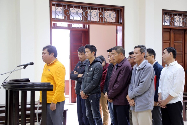Xét xử phúc thẩm vụ án buôn lậu 7.700 tấn dầu diezel qua biên giới - 1 Các bị cáo tại phần thẩm vấn căn cước sáng nay ( ảnh CTV)
