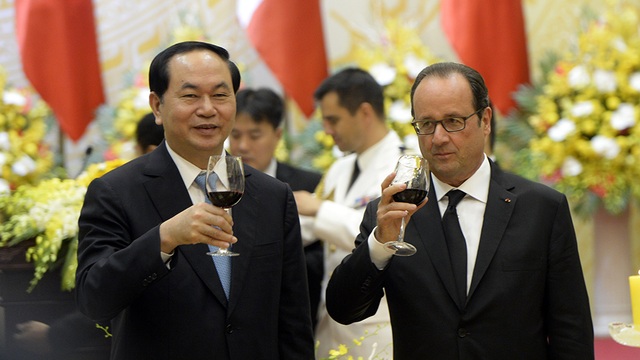 18 giờ bận rộn của Tổng thống Pháp Hollande tại Hà Nội - 7 Tại bữa Quốc yến trưa nay, ông Hollande cũng có một bài diễn văn xúc động đề cập đến quan hệ Việt-Pháp. Theo Tổng thống Pháp, quan hệ hai nước đã sang một trang mới dựa trên những quan điểm chung và lòng tin ở tương lai.