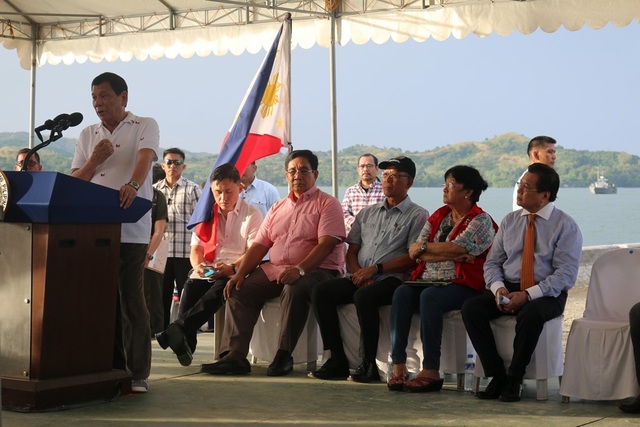 Chủ tịch nước gửi thư cảm ơn Tổng thống Philippines về việc thả ngư dân - 1
Tổng thống Philippines phát biểu tại buổi lễ trả tự do cho 17 ngư dân Việt Nam (Ảnh: ĐSQ Việt Nam tại Philippines)